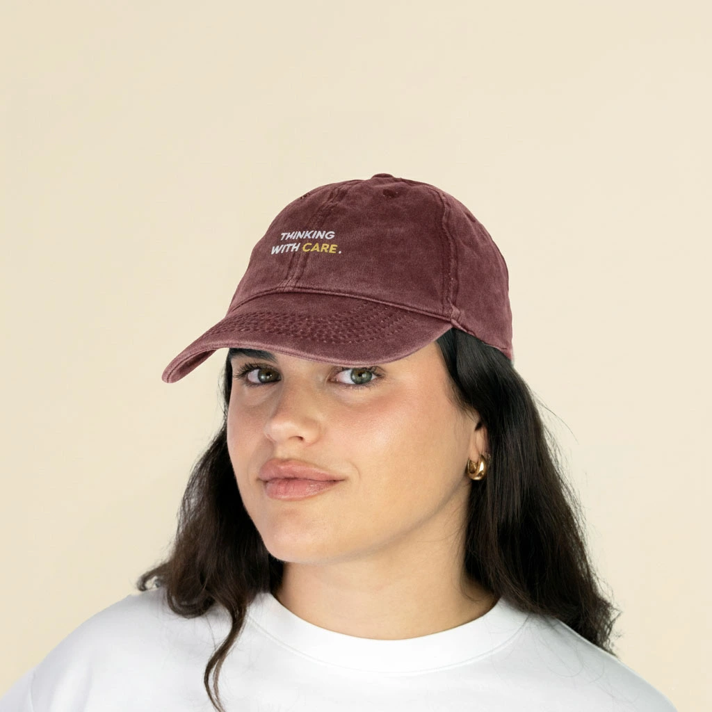 Gorra vintage roja con logo en un fondo beige