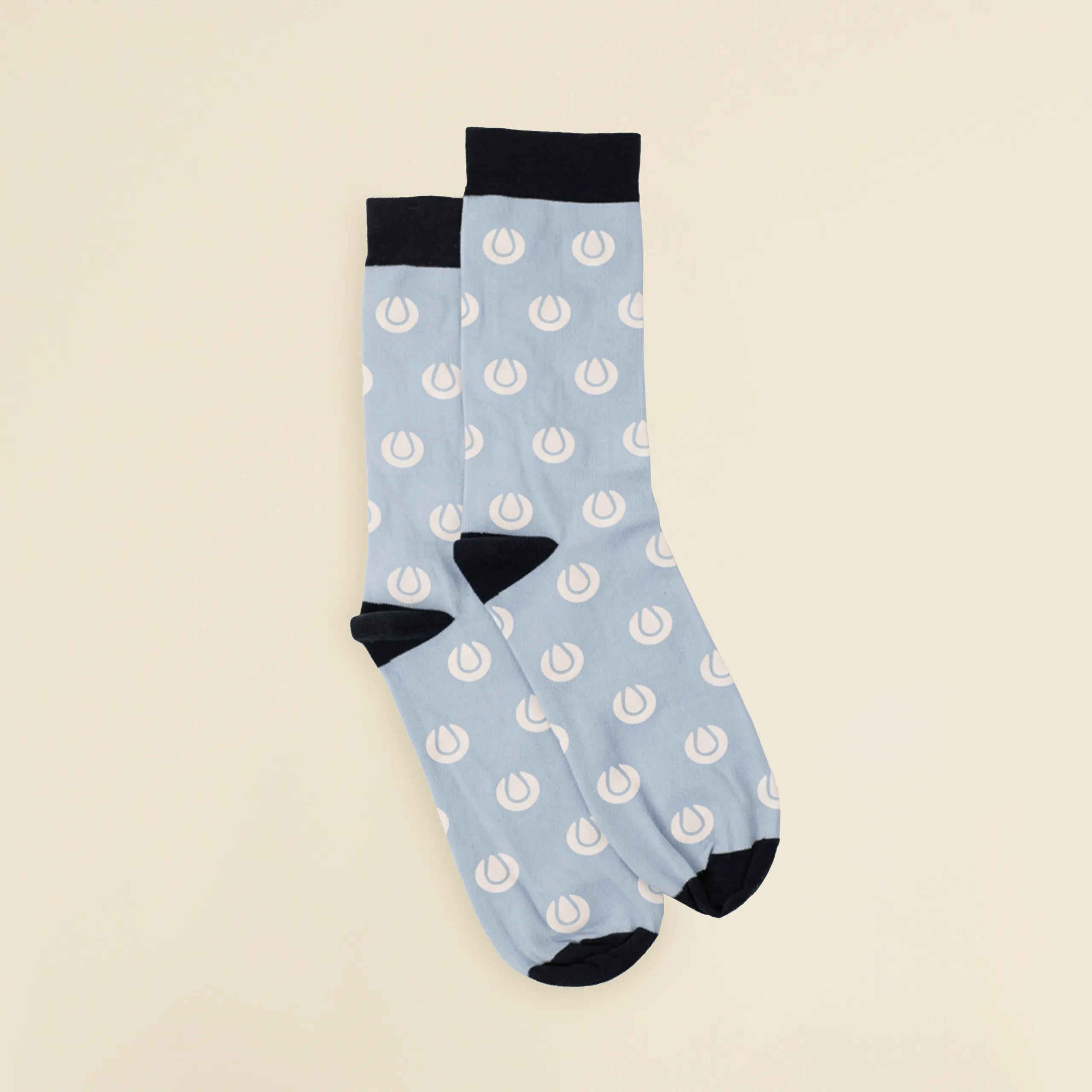 Calcetines azules personalizados con logo sobre un fondo beige