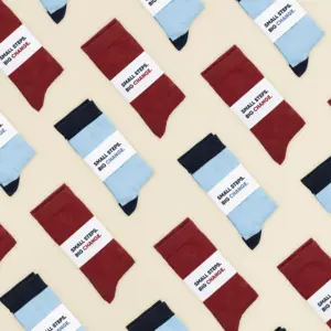 Calcetines personalizados de varios colores sobre un fondo beige