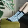 Piernas sobre un sofá con calcetines azules personalizados