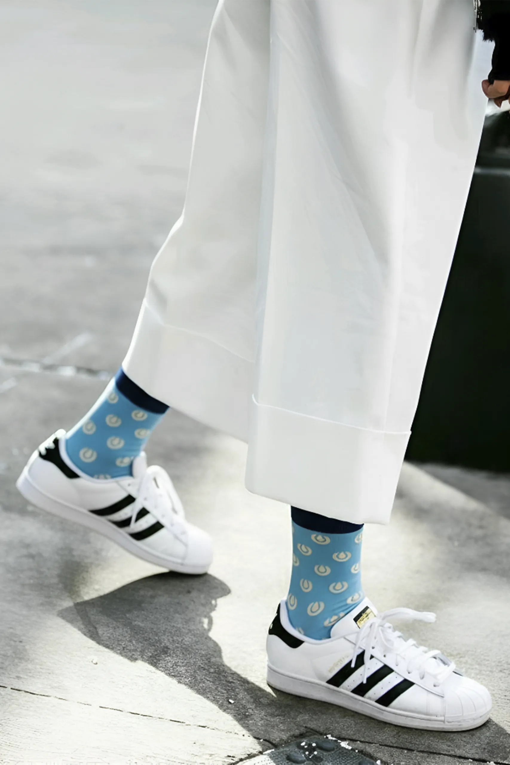 Modelo con calcetines azules personalizados con logo