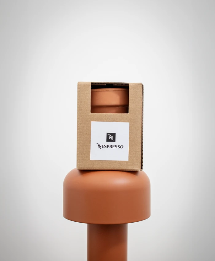 Kit de siembra dentro de una caja kraft personalizado con la marca de Nespresso