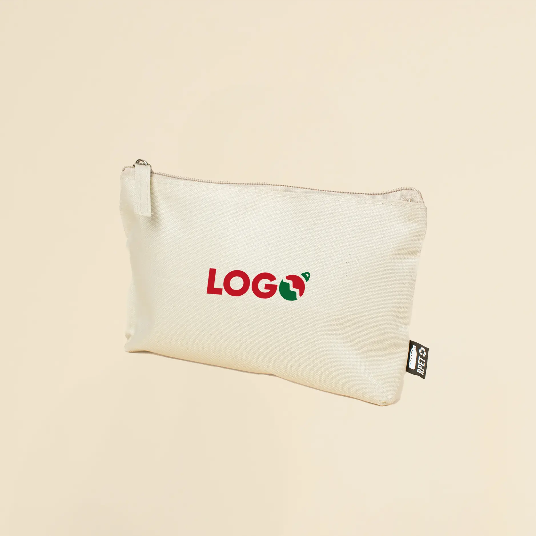 Manos abriendo un cuaderno personalizado para regalar en Navidad