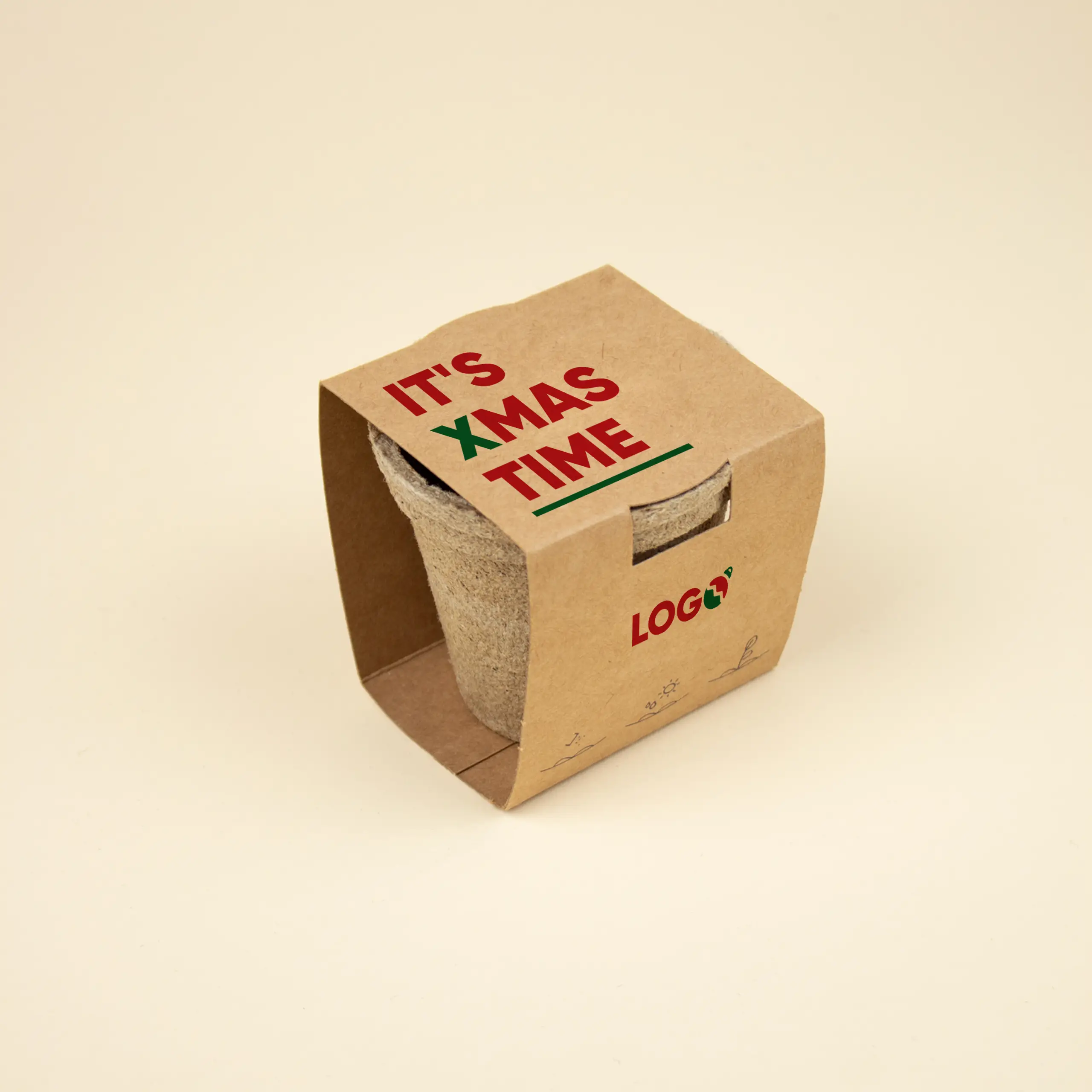 Manos abriendo un cuaderno personalizado para regalar en Navidad