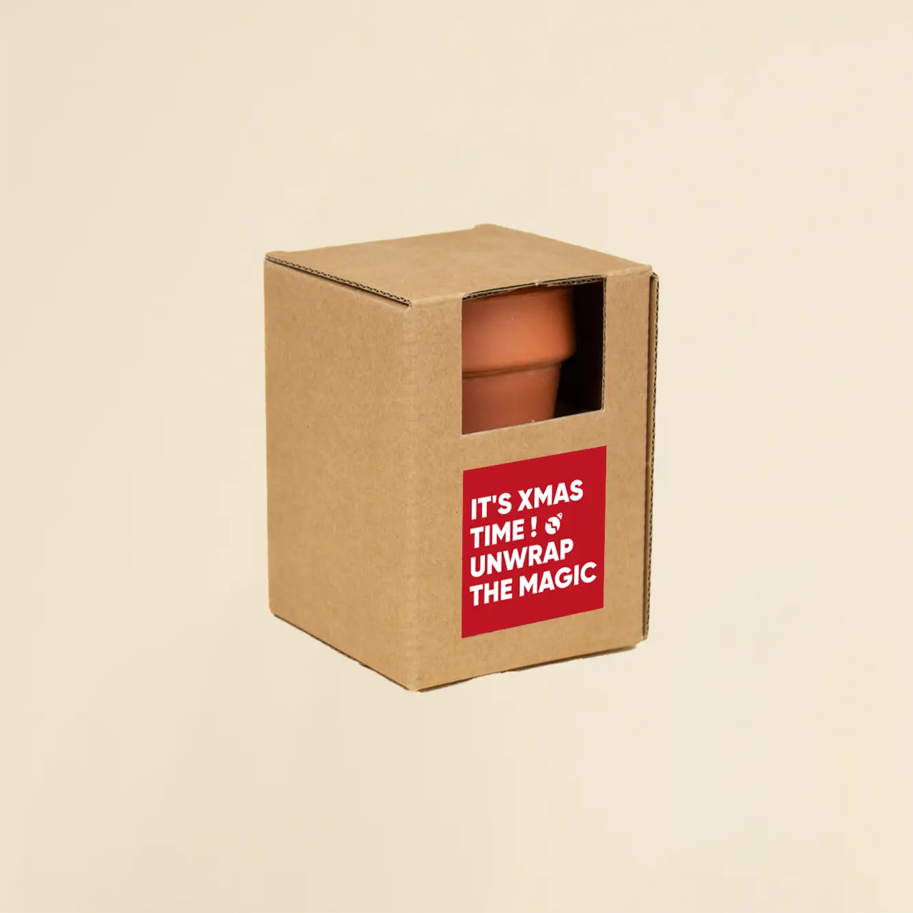 Manos abriendo un cuaderno personalizado para regalar en Navidad