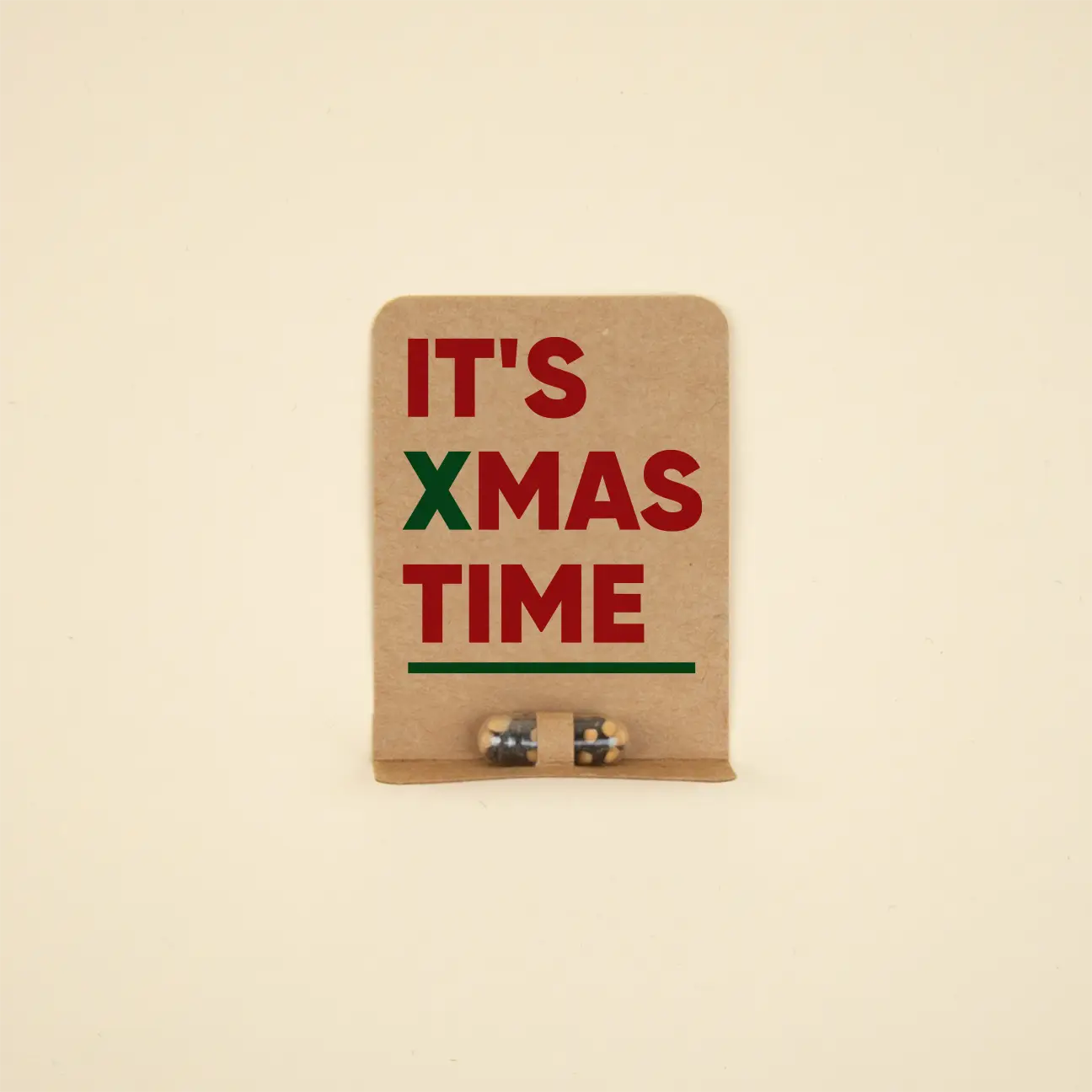 Manos abriendo un cuaderno personalizado para regalar en Navidad