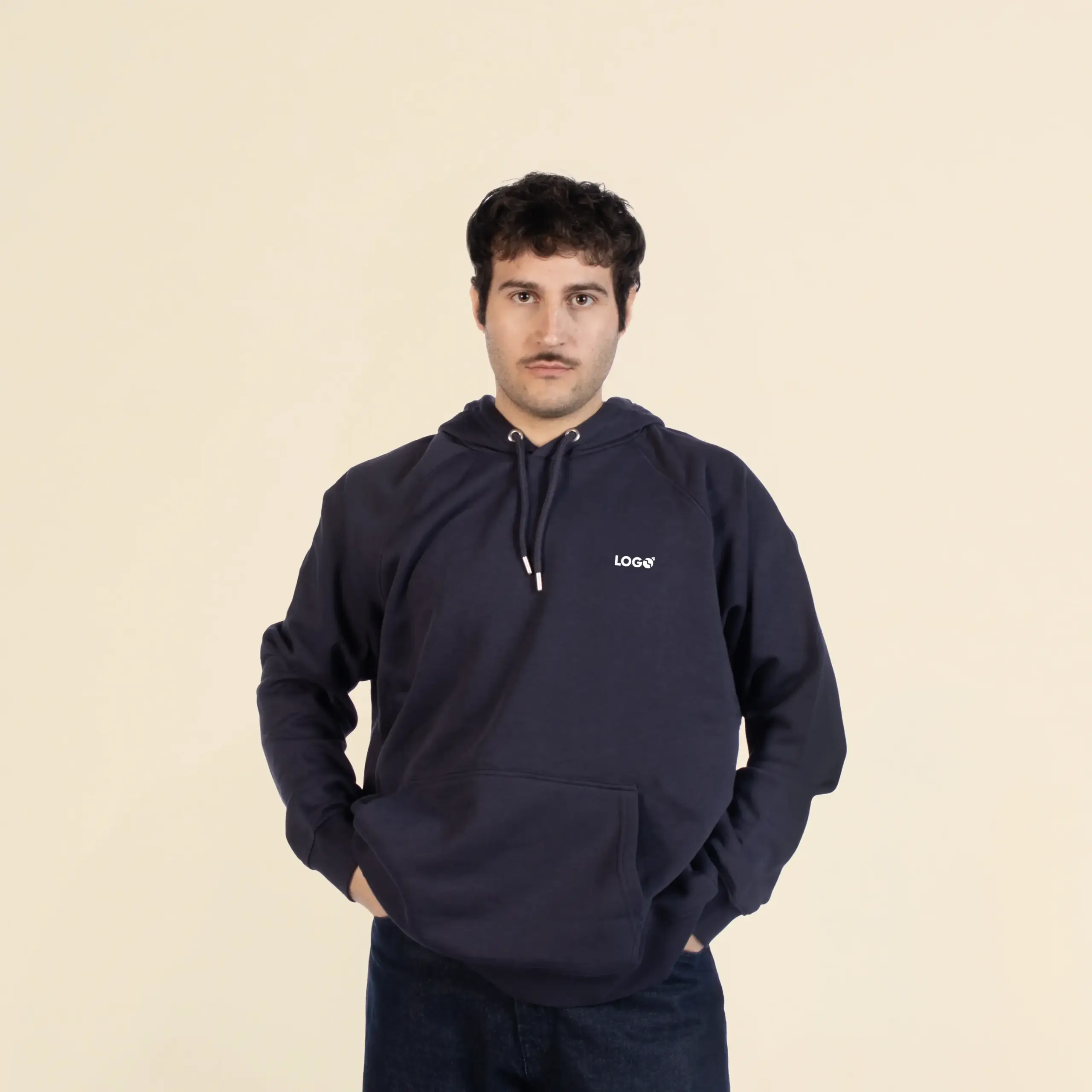 Manos abriendo un cuaderno personalizado para regalar en Navidad