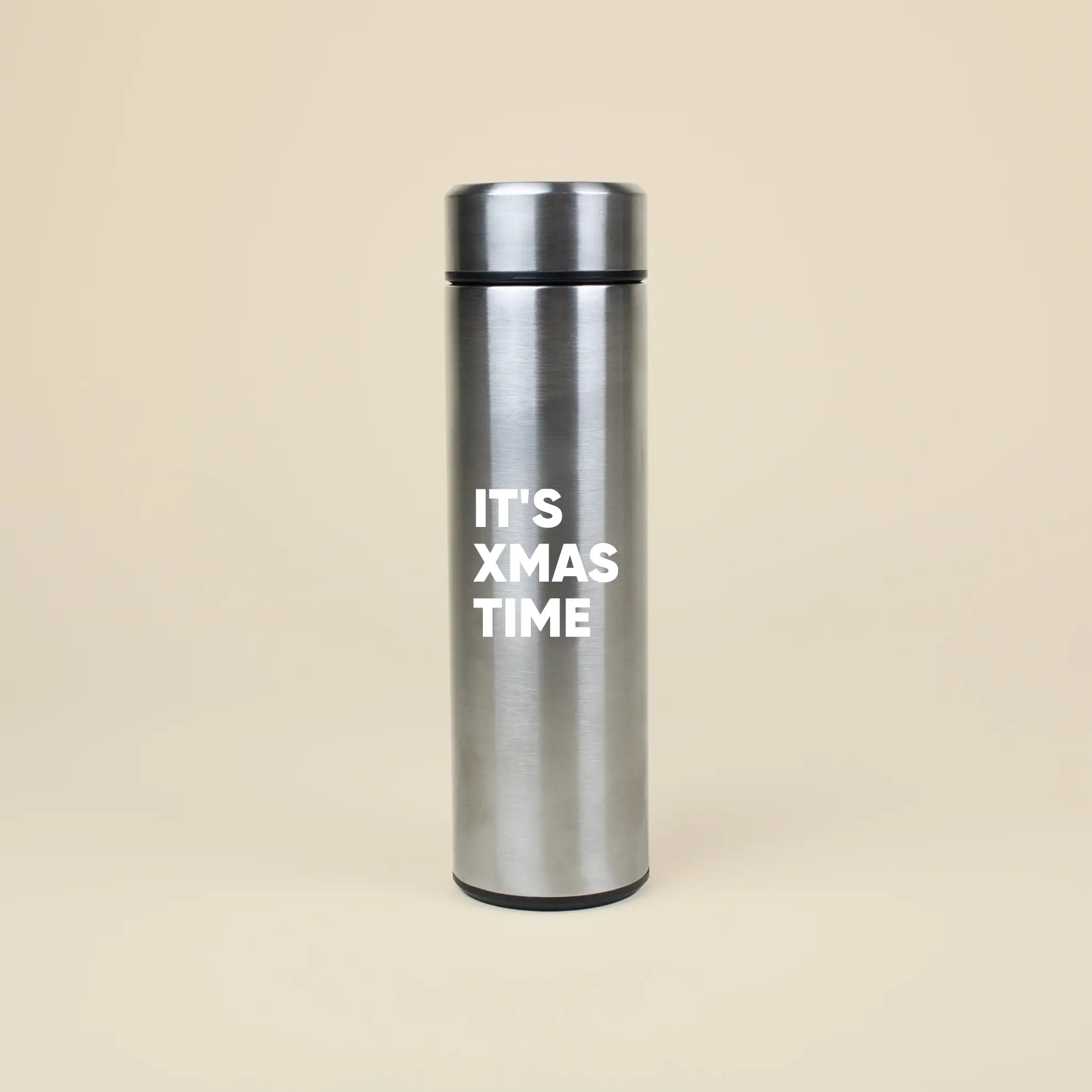 Manos abriendo un cuaderno personalizado para regalar en Navidad