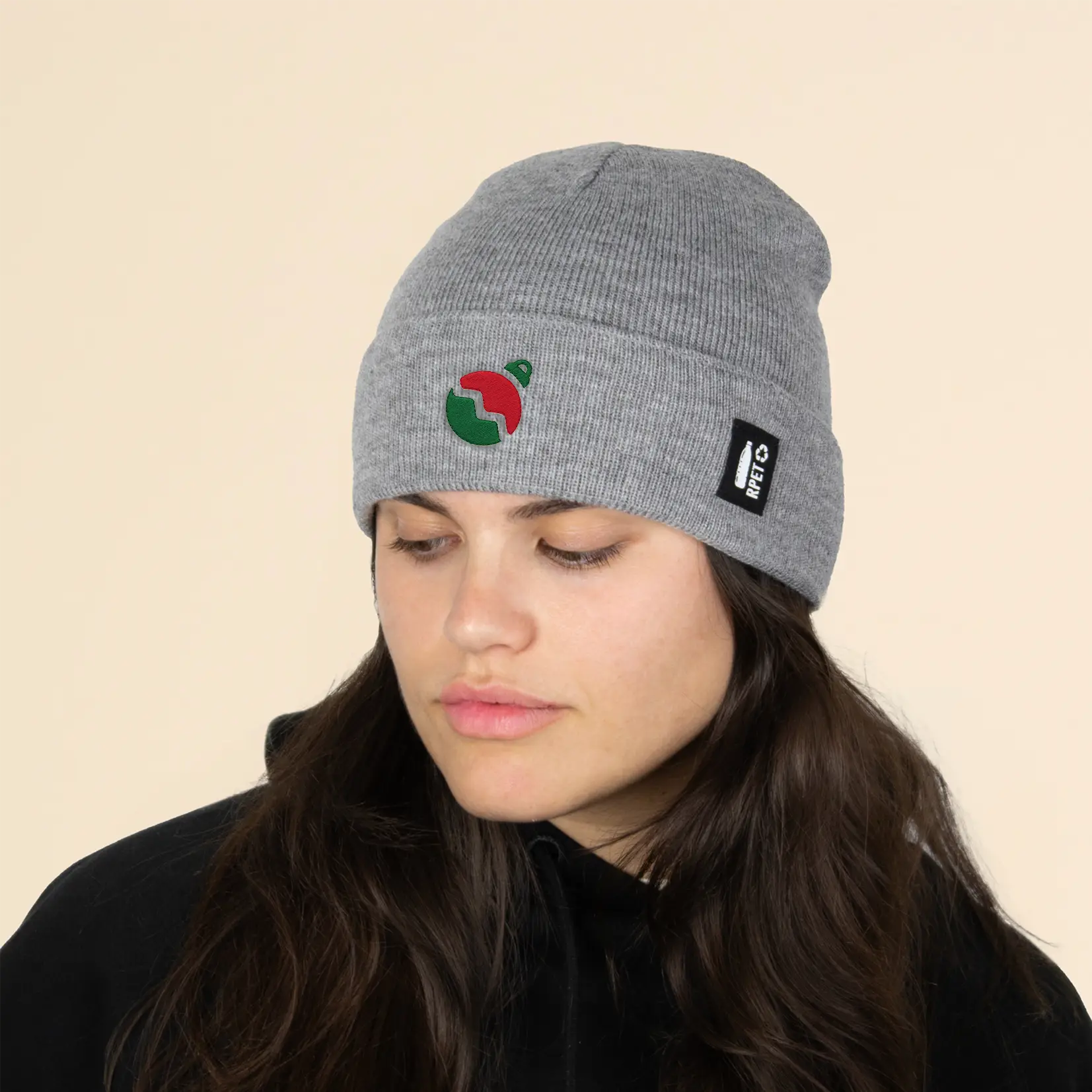 Chica con gorro gris ecológico personalizado sobre fondo beige